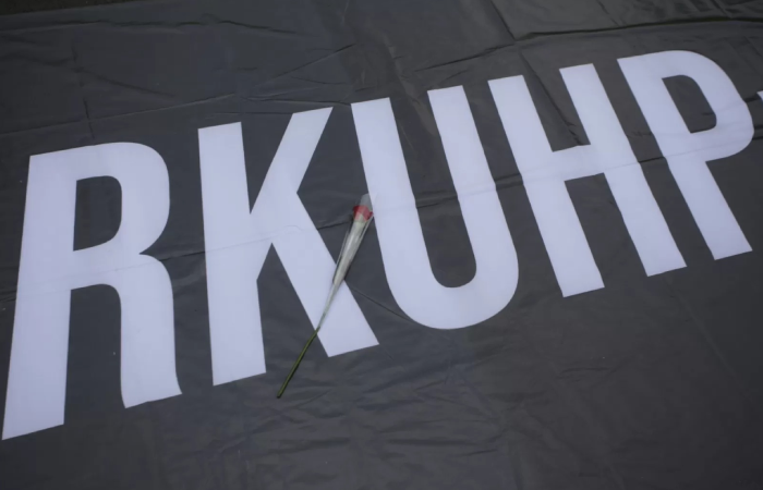 DPR RI resmi sahkan RKUHAP menjadi UU KUHAP meski gelombang kritik dan penolakan publik terus menggema.
