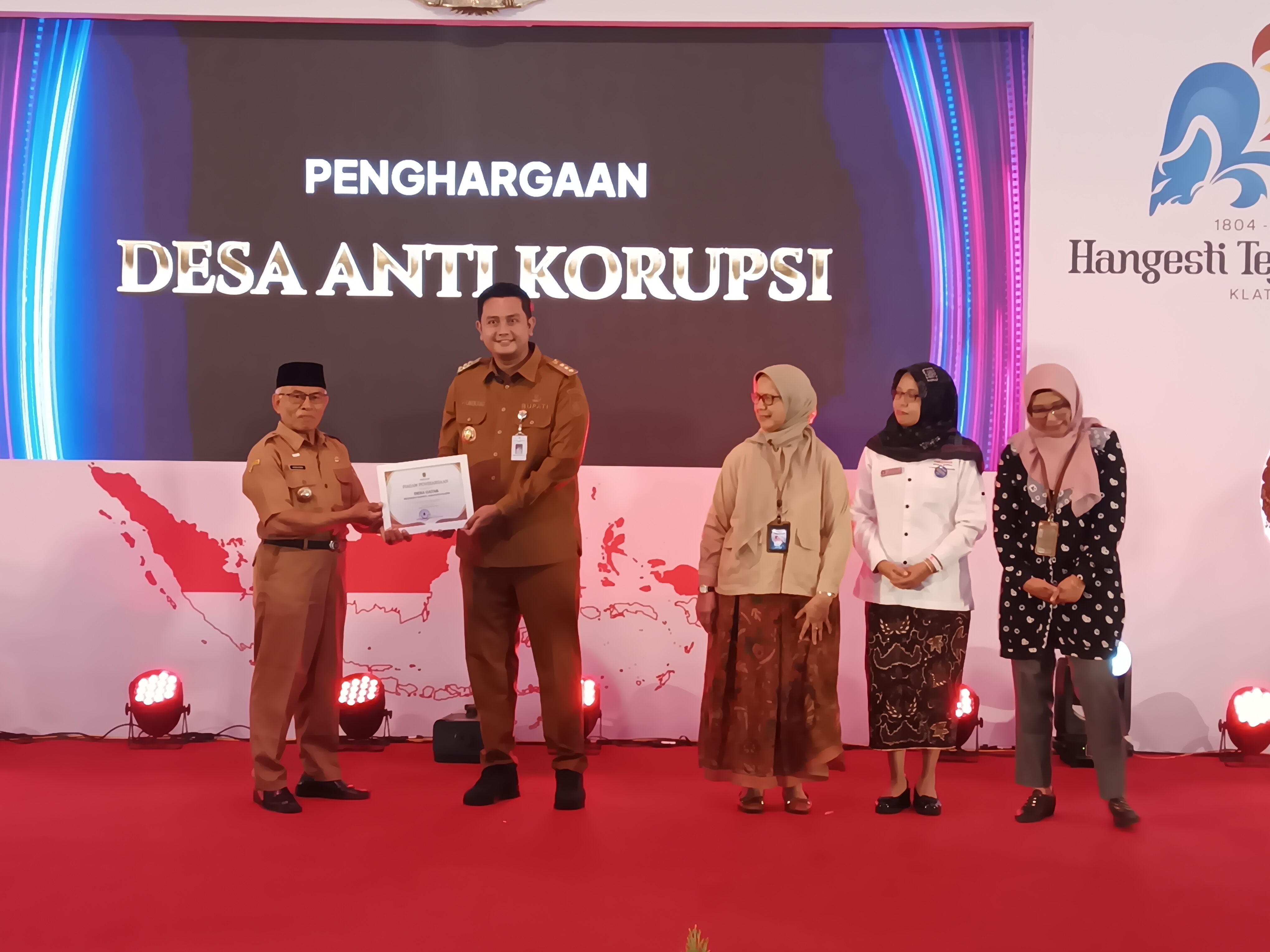 Bupati Klaten Hamenang Wajar Ismoyo serahkan penghargaan ke desa berprestasi. (Angga Purenda/Radar Solo)