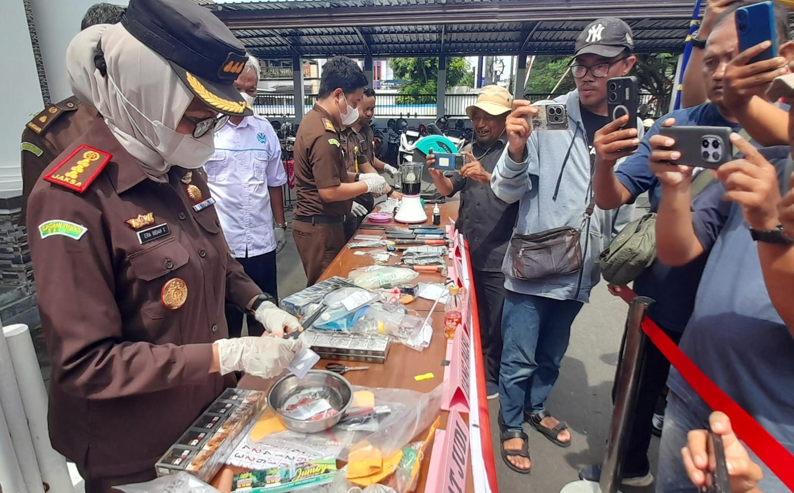 Kajari Karanganyar Era Indah Soraya (kiri) memotong tiket wisata air terjun Jumog. Total ada 45 perkara hukum inkrah yang dimusnahkan, Rabu (19/11/2025). (Rudi Hartono/Radar Solo)