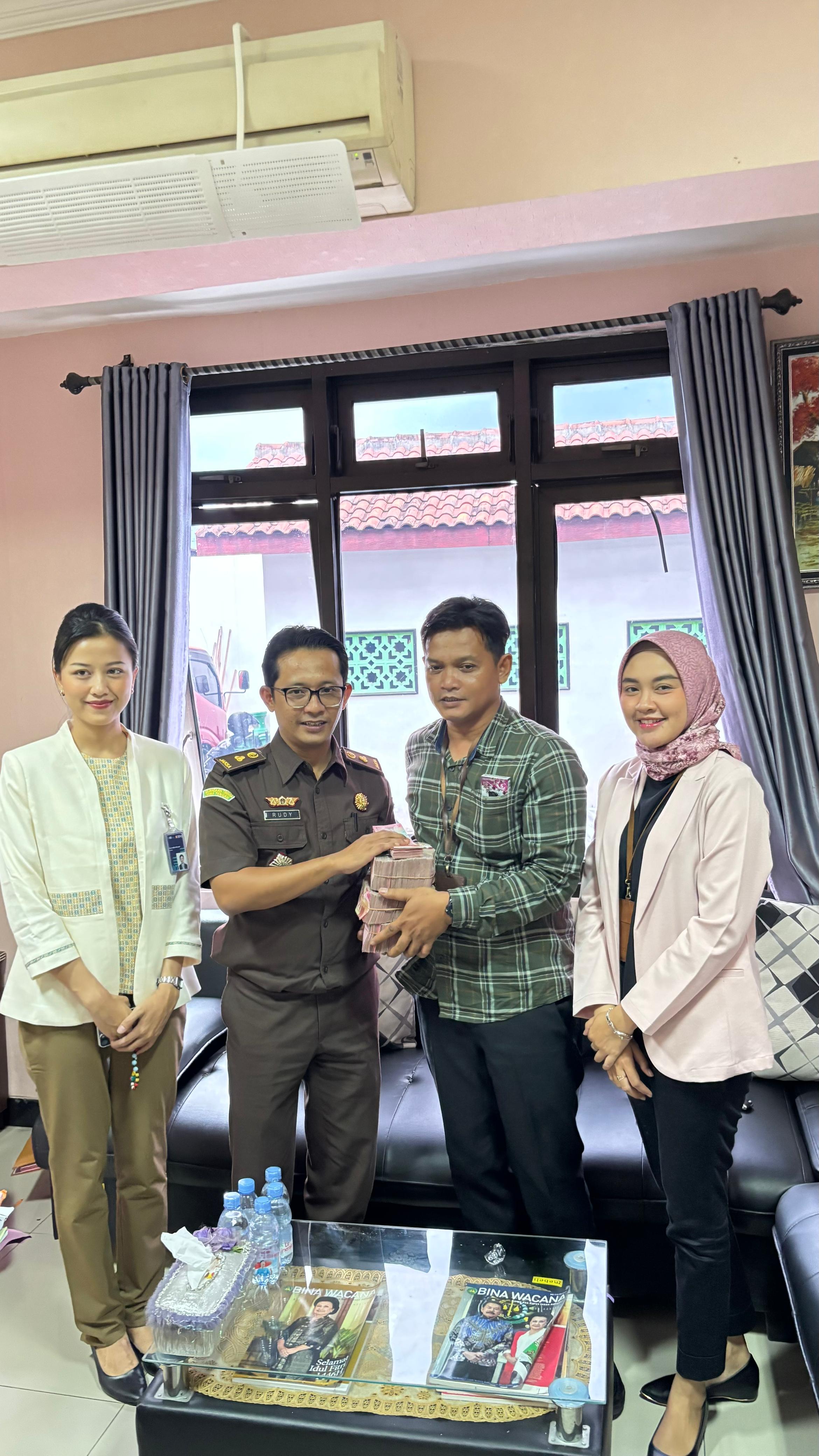 Kasi Pidsus Kejari Klaten Rudy Kurniawan saat menerima titipan uang pengembalian kerugian negara sebesar Rp 311 juta dari kuasa hukum JS. (Dokumentasi Kejari Klaten)