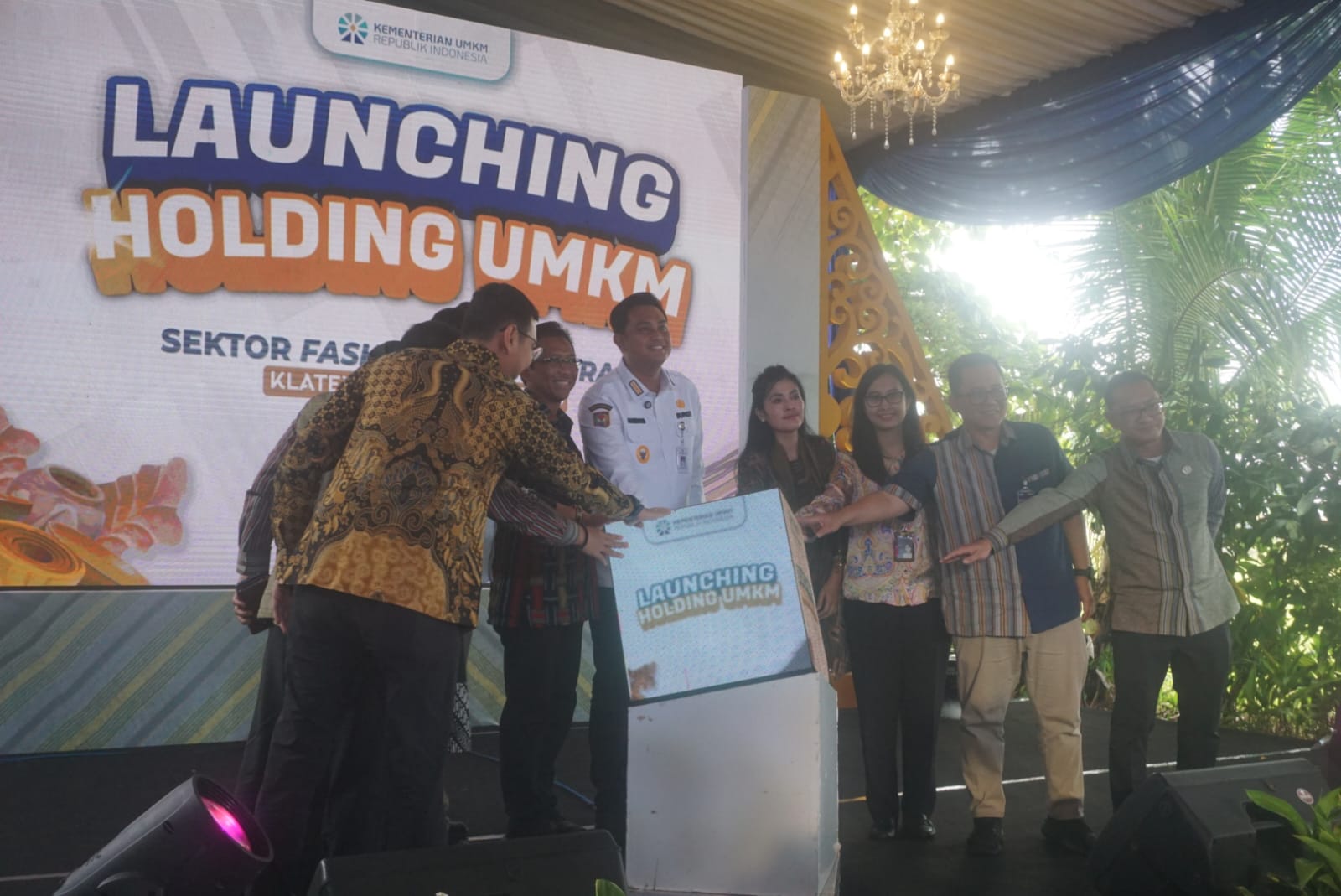 Deputi Bidang Usaha Menengah Kementerian UMKM Bagus Rachman bersama Bupati Klaten Hamenang Wajar Ismoyo luncurkan program holding UMKM di Lurik Prasojo, Desa Bendo, Kecamatan Pedan. (Angga/Radar Solo)