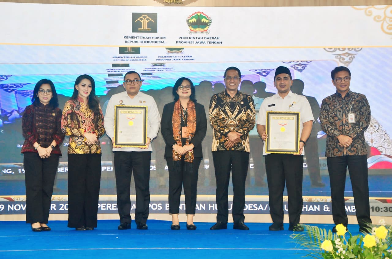 Pemprov Jateng raih Rekor MURI dengan 8.563 Posbankum desa/kelurahan, wujud komitmen akses keadilan hingga tingkat masyarakat terbawah.