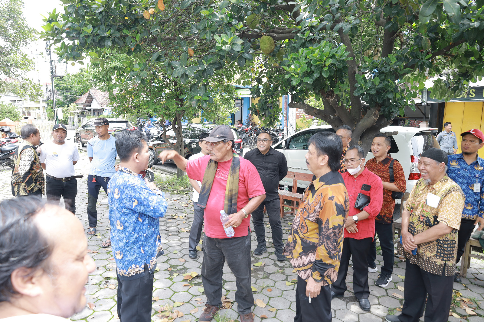 Komisi I DPRD Kota Solo melakukan pengecekan lapangan terhadap sebidang tanah di RT 4 RW 6 Kelurahan Banyuanyar, Solo.
