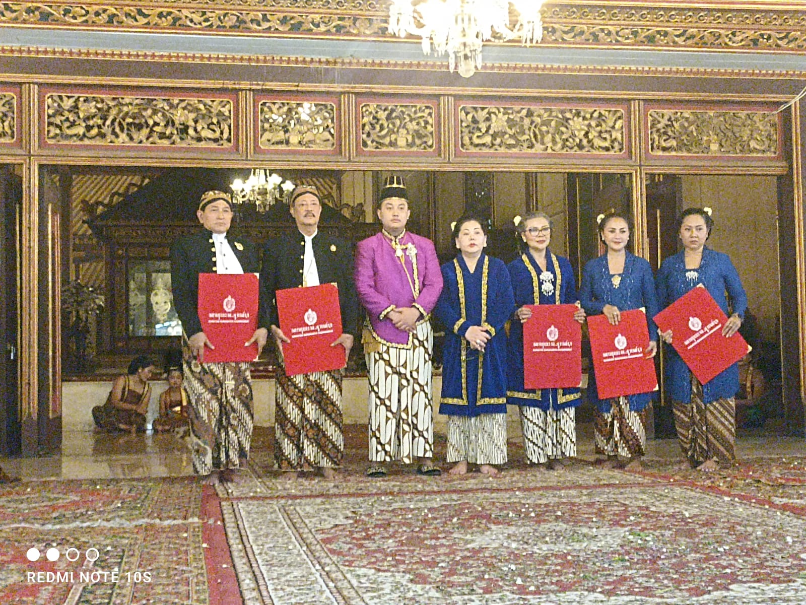 PB XIV Purbaya memberikan kekancingan kepada paman dan saudara-saudaranya. (Dok Keraton Surakarta)