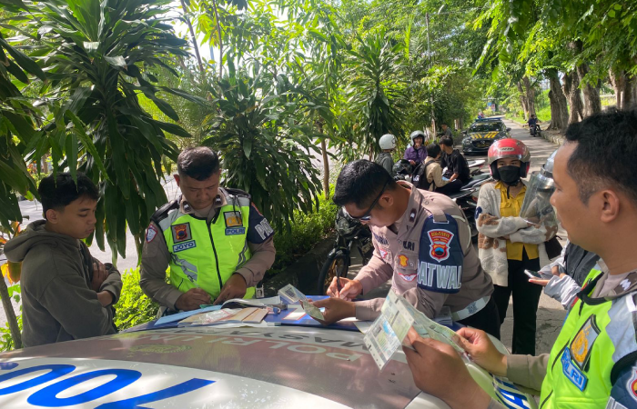 Polresta Solo menggelar Operasi Gabungan Optimalisasi BBN-KB dan PKB dalam rangka Operasi Zebra Candi 2025, Rabu (19/11/2025).