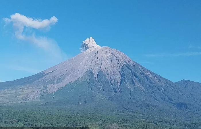 Ilustrasi Gunung Semeru.