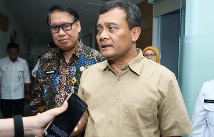 Gubernur Jateng saat rapat evaluasi di RSUD dr Moewardi Solo, Rabu (19/11/2025).