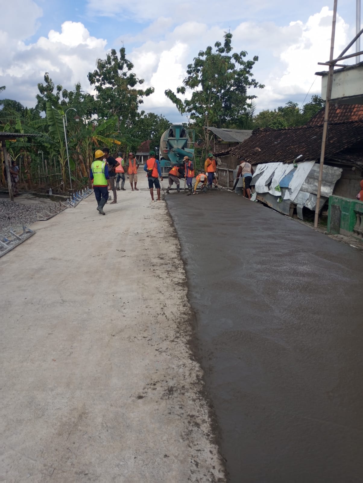 Proyek Jalan Tanon-Bonagung yang merupakan inpres jalan desa (IJD). (Ahmad Khairudin/Radar Solo)