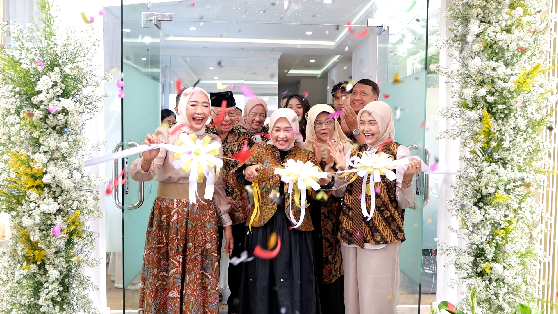 Acara diawali dengan seremoni pemotongan pita oleh jajaran manajemen Calysta sebagai simbol dibukanya layanan Calysta bagi masyarakat Solo dan sekitarnya