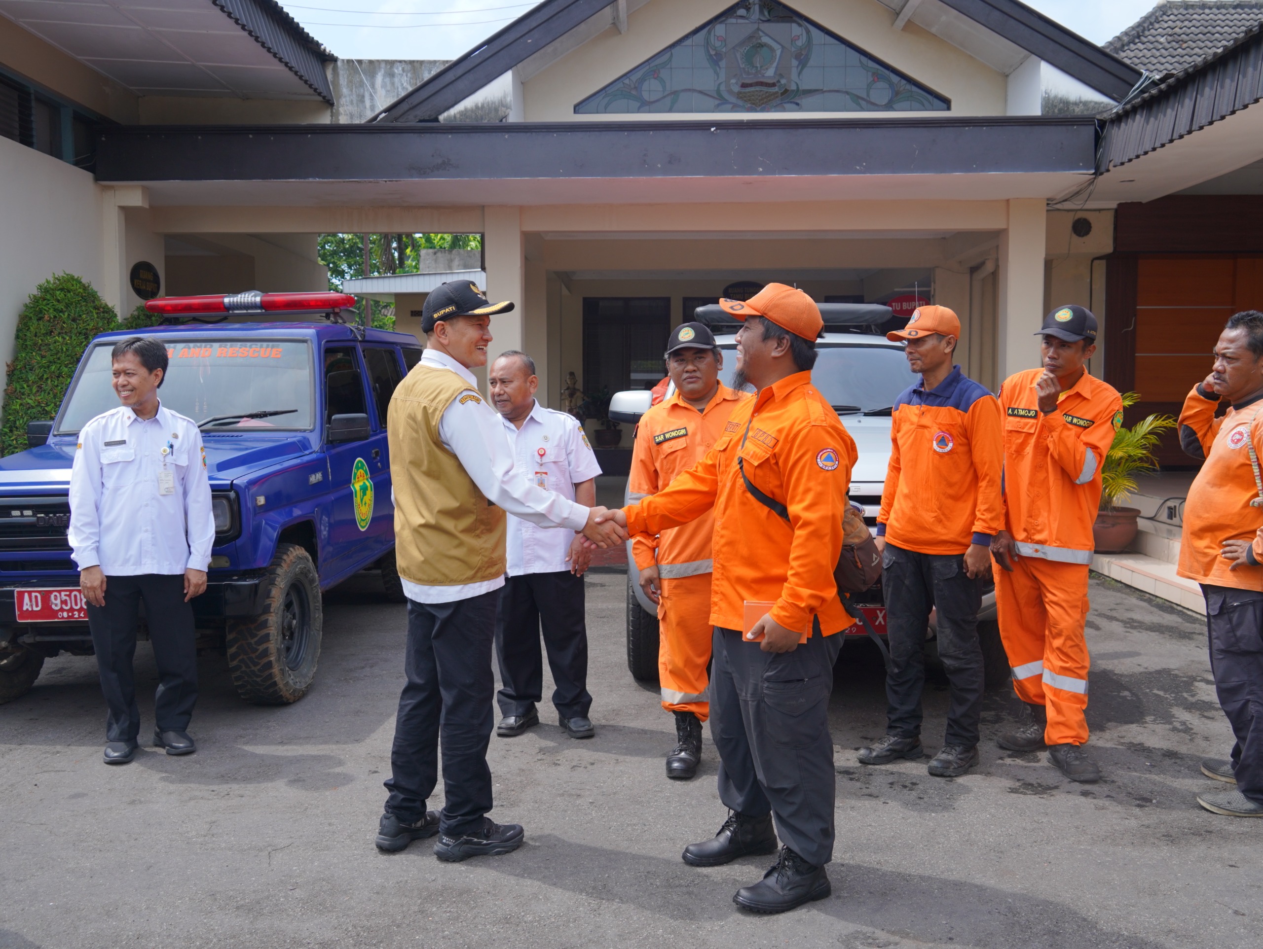 Bupati Wonogiri Setyo Sukarno melepas personel untuk diberangkatkan membantu warga terdampak longsor di Banjarnegara.