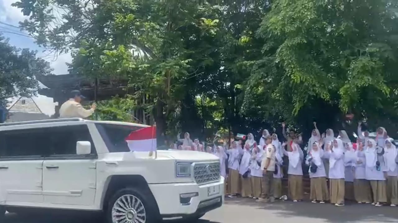 Pelajar di Solo sambut Presiden Prabowo subianto yang melintas di Jalan Ki Hajar Dewantara, Rabu (19/11).