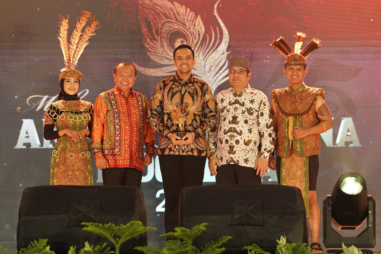 Wakil Bupati Klaten Benny Indra Ardhianto saat menerima penghargaan dalam API Awards 2025. (Dokumentasi Diskominfo Klaten)