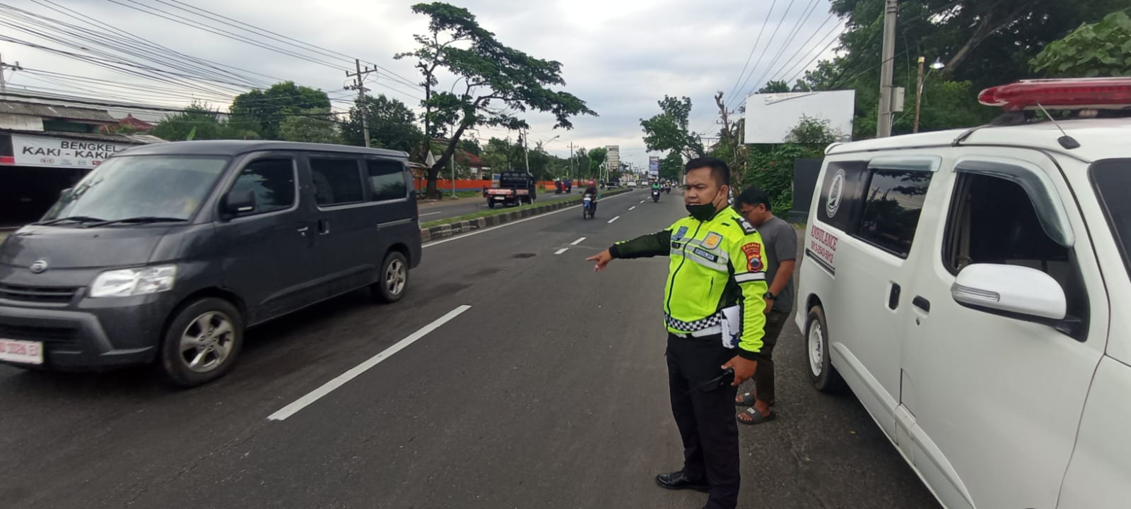 TKP kecelakaan lalu lintas yang menewaskan pelajar putri di Jalan Solo-Wonogiri, Desa Telukan, Gogol, Sukoharjo, Rabu (19/11).