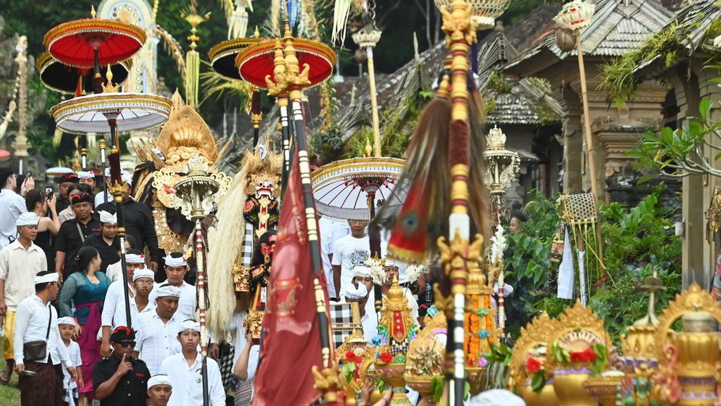 Kumpulan ucapan Hari Raya Galungan & Kuningan November 2025 yang formal, hangat, menyentuh, dan cocok dibagikan ke keluarga, sahabat, serta