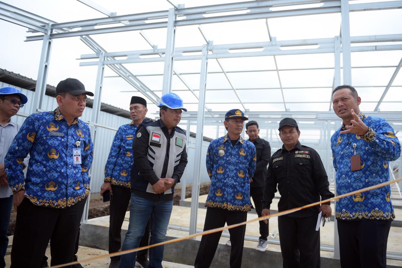 Bupati Boyolali Agus Irawan cek proyek pembangunan pasar darurat Karanggede.