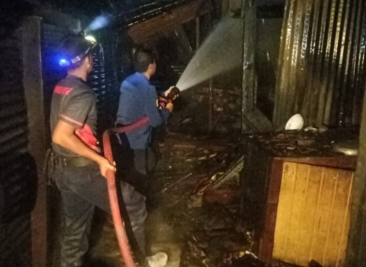 Damkar Boyolali padamkan api di dapur rumah warga Desa Kacangan, Kecamatan Andong, Boyolali, Rabu (19/11/2025) dini hari.