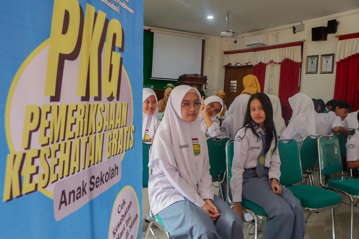 Murid SMA saat mengikuti pemeriksaan kesehatan gratis.