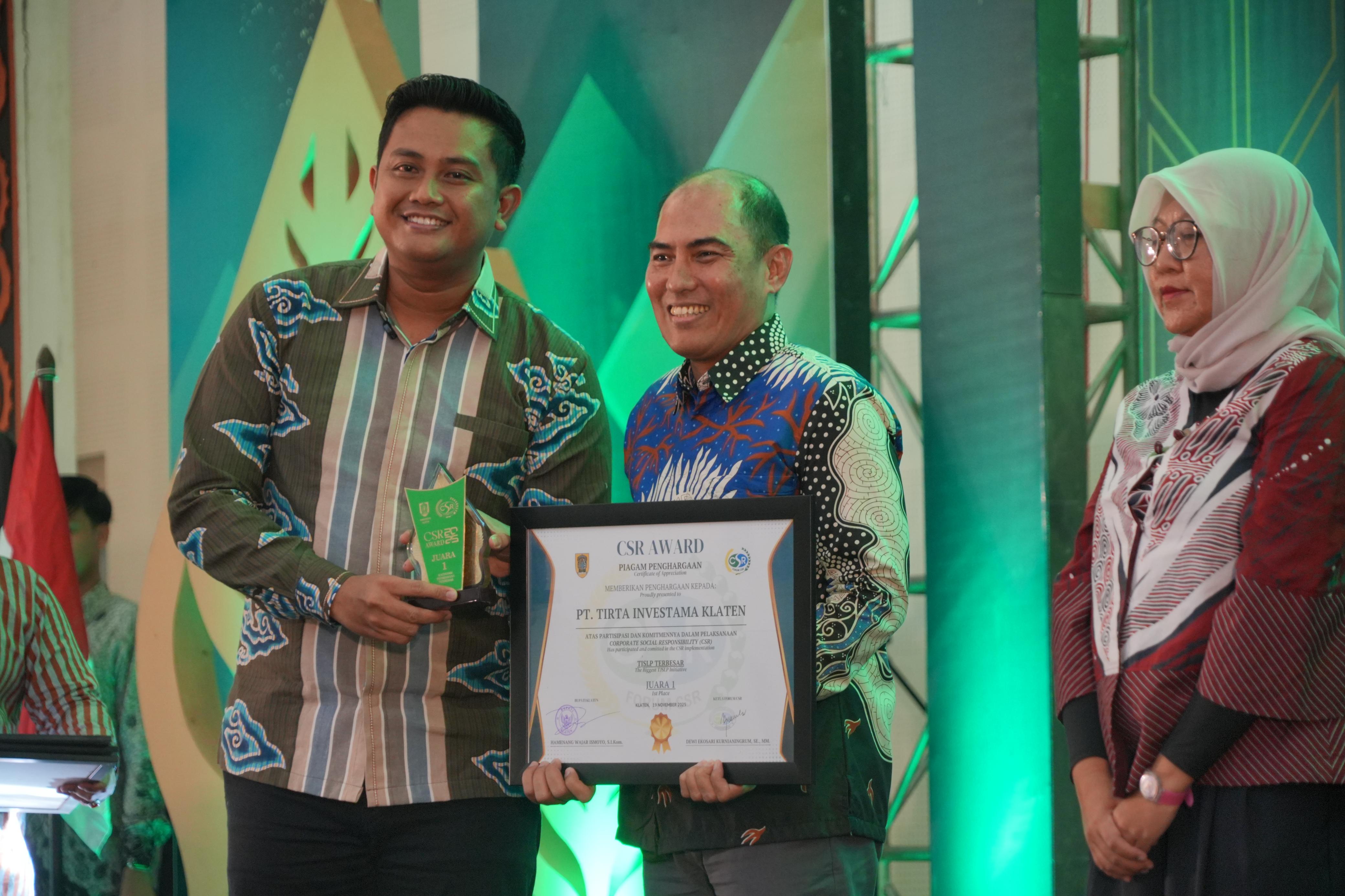 Penyerahan penghargaan kepada pelaku usaha dalam CSR Award 2025 di Grha Bung Karno (GBK) Klaten. (Dokumentasi Diskominfo Klaten)