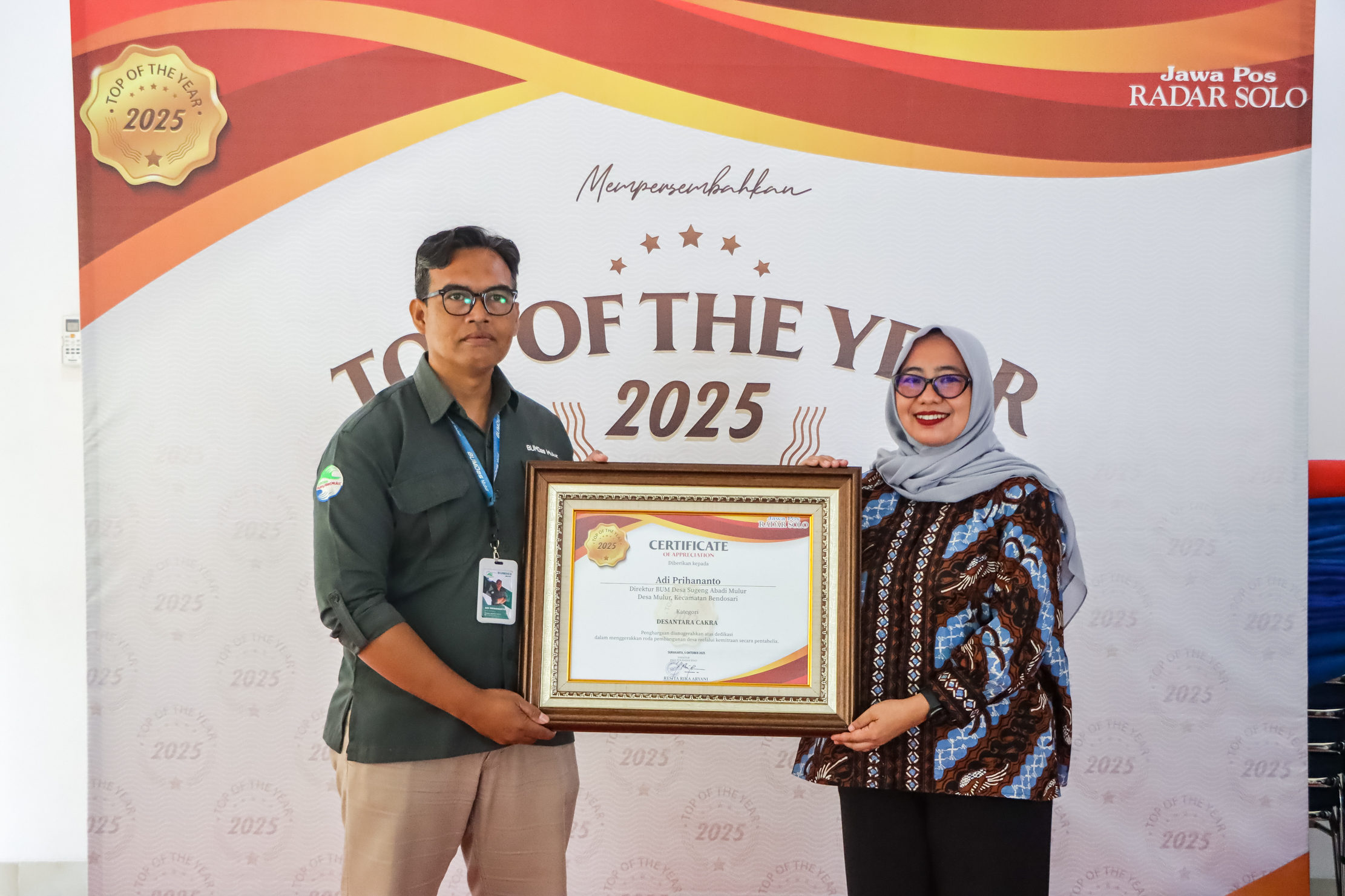 Direktur BUMDes Sugeng Abadi Mulur Adi Prihananto menerima penghargaan Top of The Year 2025 dari Direktur Jawa Pos Radar Solo Resita Rika Aryani. (Arief Budiman/Radar Solo)