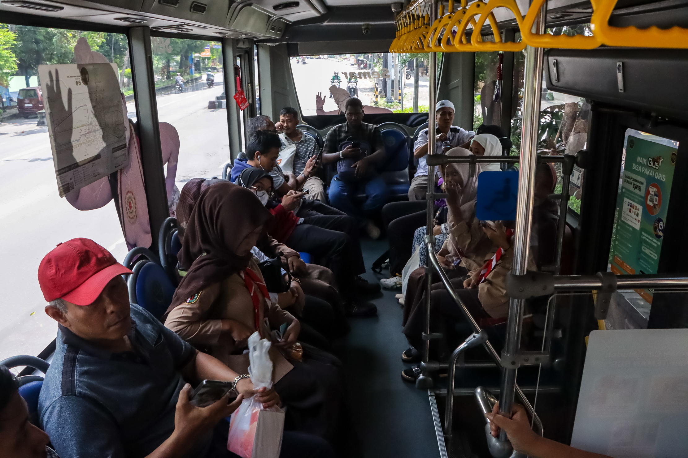Penumpang BST berharap tarif transportasi publik ini masih terjangkau. (M Ihsan/Radar Solo)