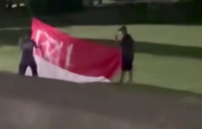 Tangkapan layar dua pelaku turunkan dan coret bendera Merah Putih di depan kantor Bupati Jembrana.