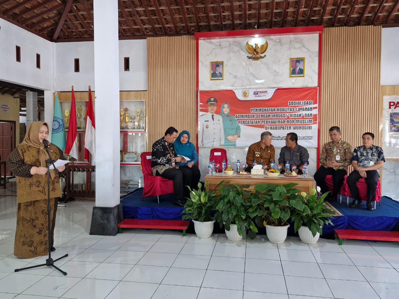 Ketua Tim Penggerak PKK Wonogiri Sri Rahayuningsih Setyo Sukarno saat memberikan sambutan dalam kegiatan Sosialisasi KISAK yang digelar di Desa Pijiharjo Kecamatan Manyaran Kamis (20/11/2025).