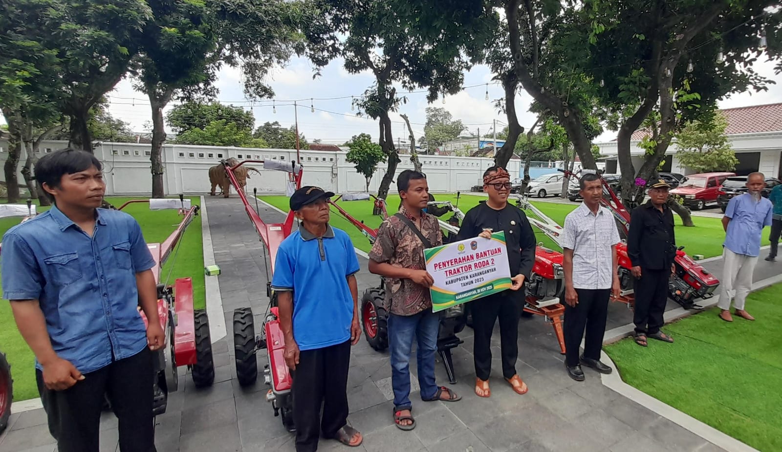 Wakil Bupati Karanganyar Adhe Eliana serahkan hibah ke peternak dan petani, Kamis (20/11/2025). (Rudi Hartono/Radar Solo)