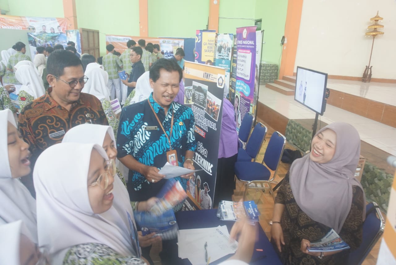 Kepala SMAN 3 Klaten Sutrisno saat meninjau sejumlah stand kampus pada SMAGA EDUEXPO Klaten