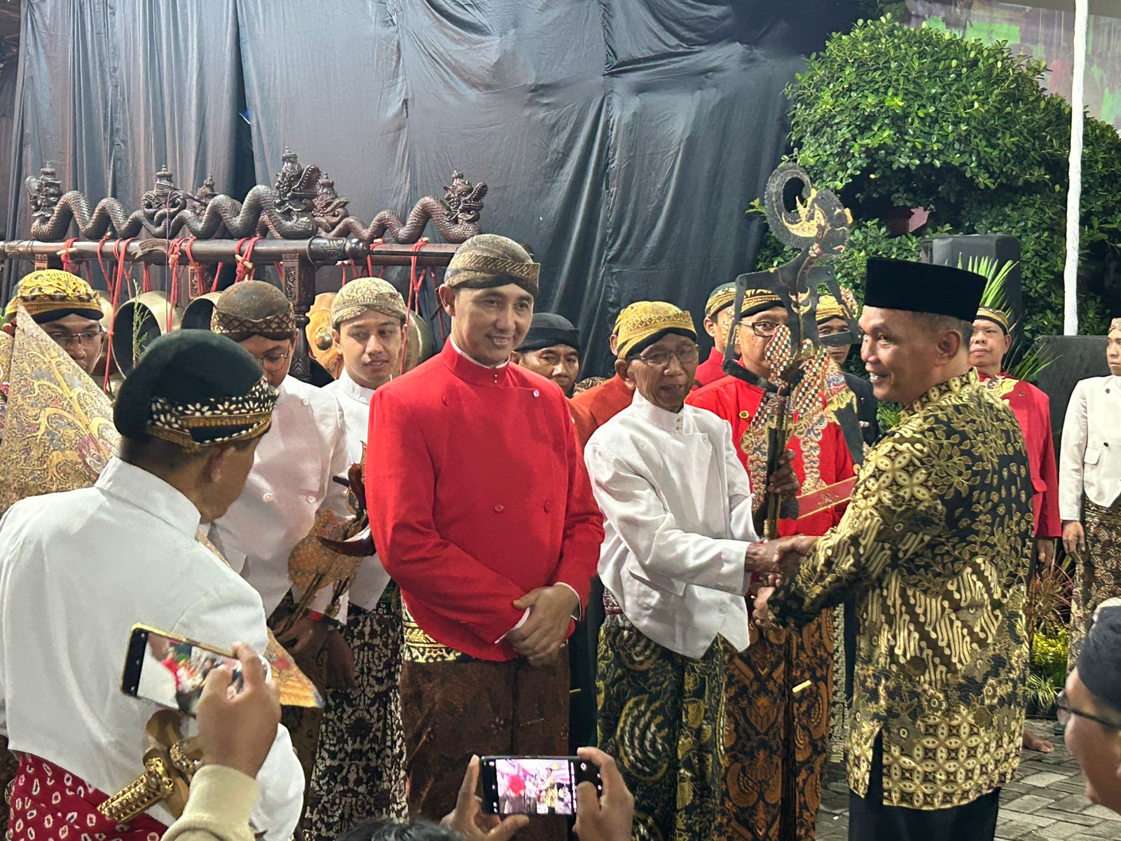 Pentas Wayang Kulit 30 Jam Nonstop yang baru saja digelarnya di Kabupaten Karanganyar