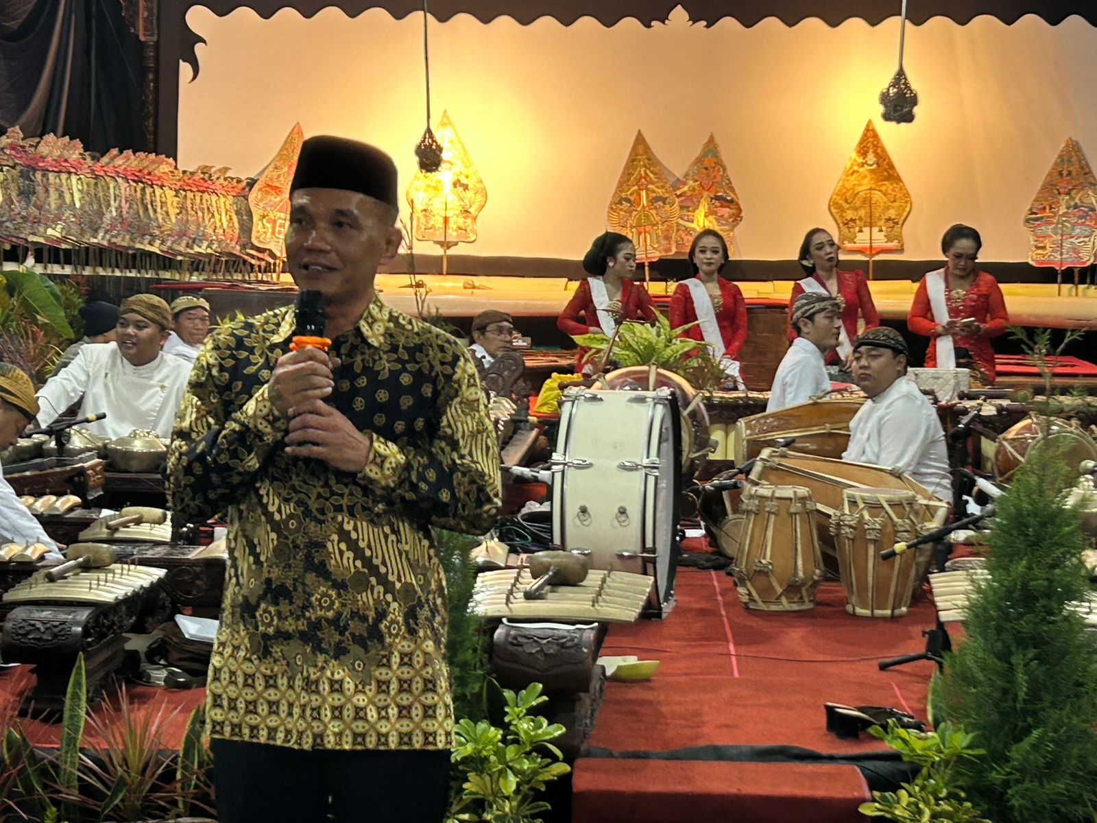 Ketua DPRD Jateng Sumanto mengatakan, kesenian tradisional perlu tampil dengan wujud yang baru untuk beradaptasi sesuai perkembangan zaman.