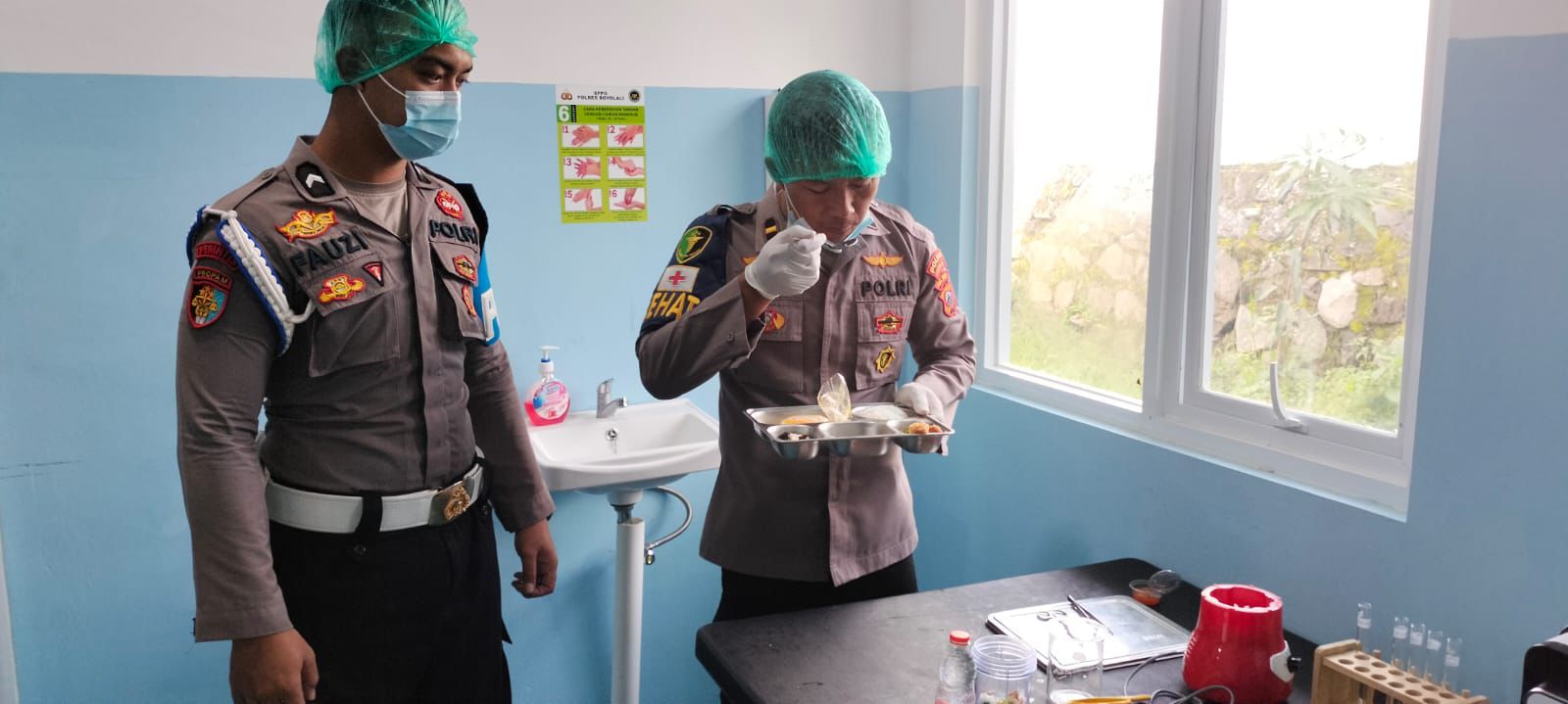 Sidokkes Polres Boyolali lakukan food safety harian untuk pastikan menu MBG aman dan bergizi sebelum dikirim ke sekolah.