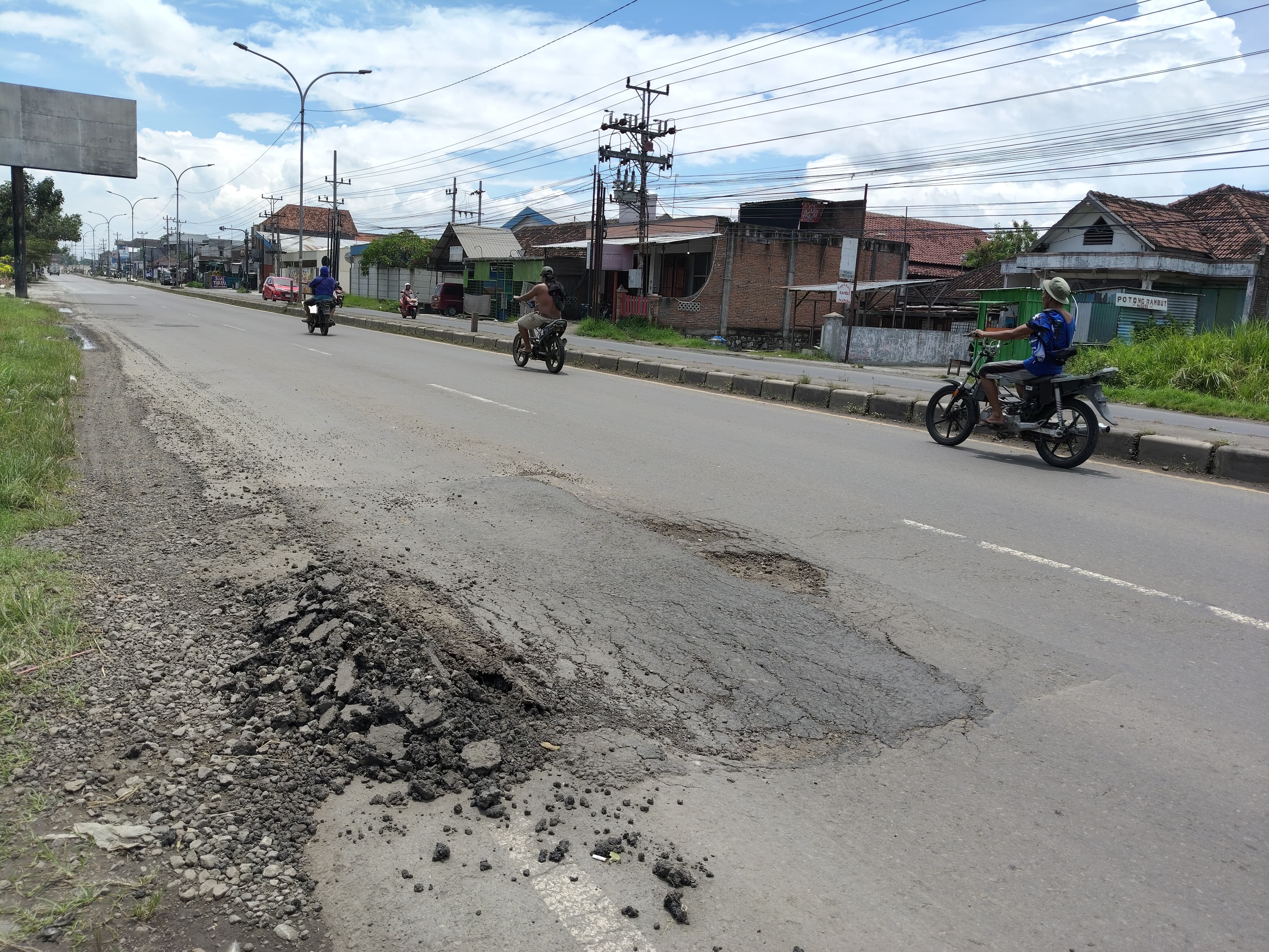 Kondisi Jalan Solo-Sragen wilayah Kecamatan Masaran, Sragen yang berlubang, Kamis (20/11/2025). (Ahmad Khairudin/Radar Solo)