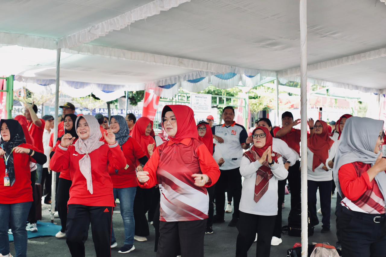Bupati Sukoharjo Etik Suryani Buka Senam HUT PGRI ke-80&nbsp;di Goro Assalam Pabelan, Kartasura, pada Kamis (20/11/2025) pagi.