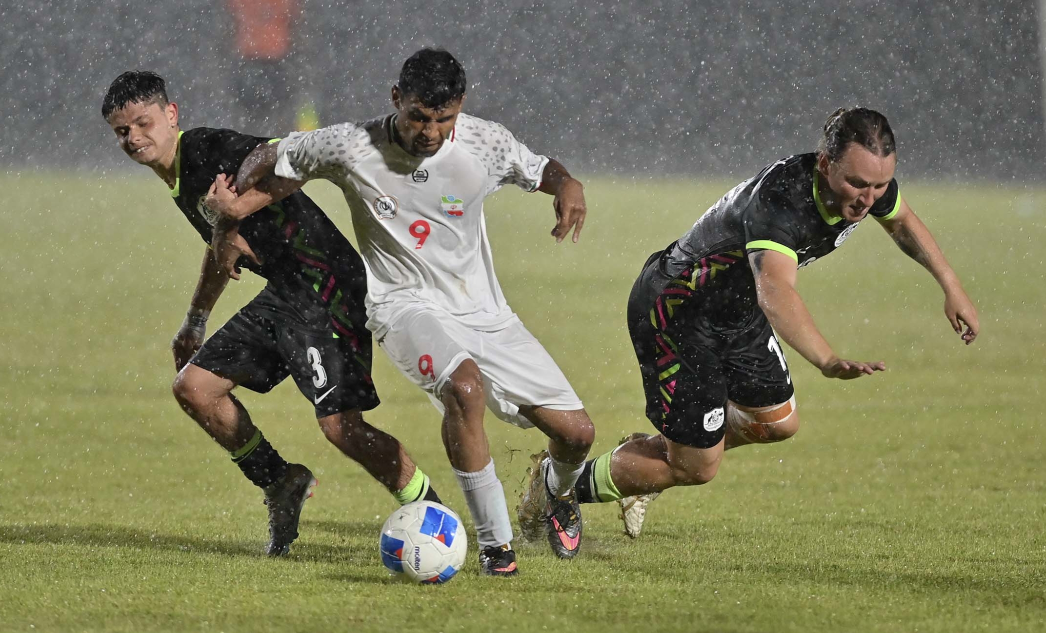 Tim sepak bola cerebral palsy Iran berhadapan dengan Australia di Stadion Sriwedari, Kamis malam (20/11/2025).
