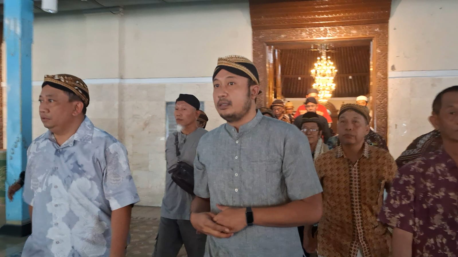 KGPH Mangkubumi juga menjalankan salat Jumat di Masjid Agung Solo. (Silvester Kurniawan/Radar Solo)