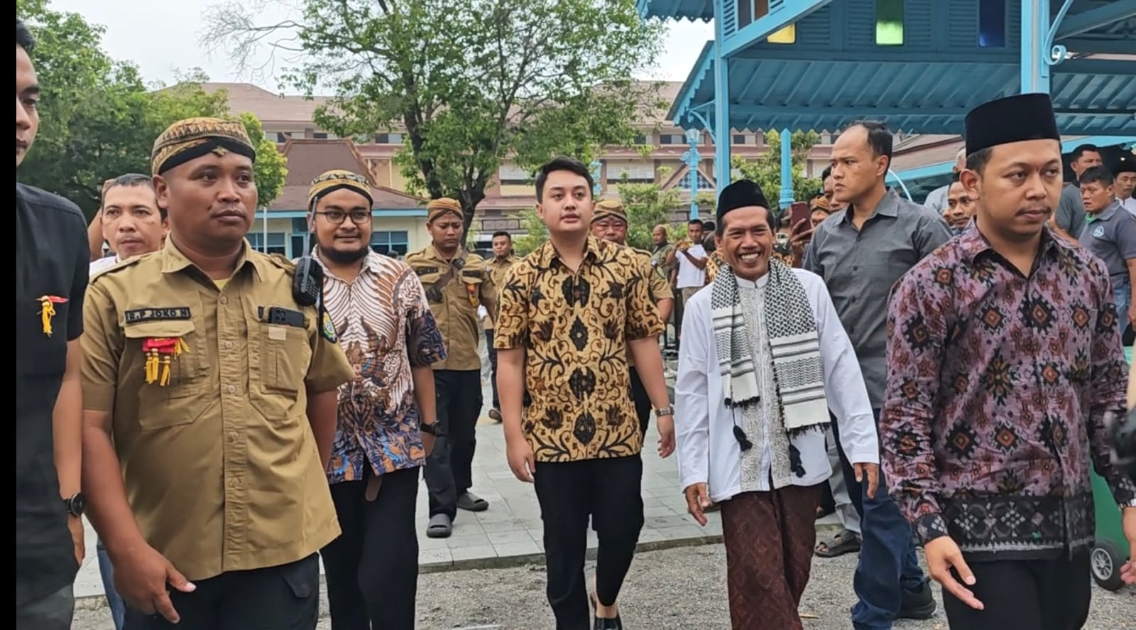 PB XIV Purbaya salat Jumat di Masjid Agung Solo, kemarin (21/11). (Silvester Kurniawan/Radar Solo)