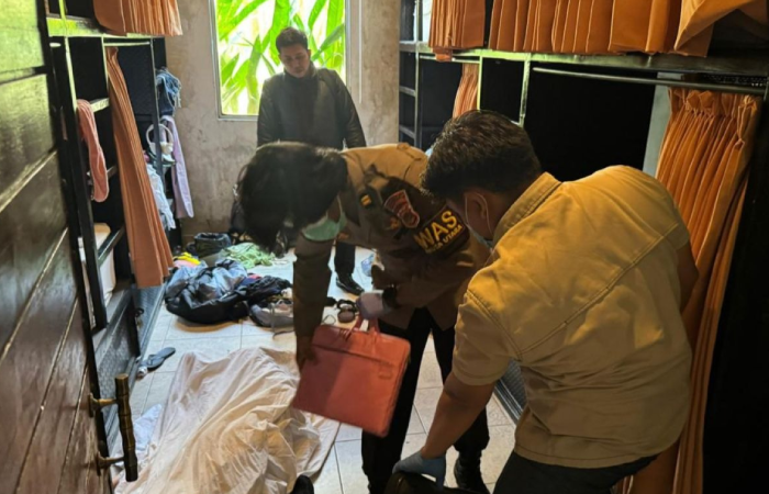Tim Polres Badung, Polsek Kuta Utara, melakukan olah TKP di hostel tempat WNA China ditemukan meninggal dunia.