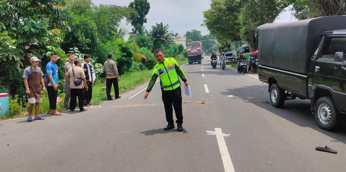 Polisi olah TKP kecelakaan di di Jalan Tasikmadu&ndash;Kebakkramat, Simpang Tiga Geneng, Dusun Geneng, Desa Kaling, Tasikmadu, Jumat (21/11/2025). (Rudi Hartono/Radar Solo)