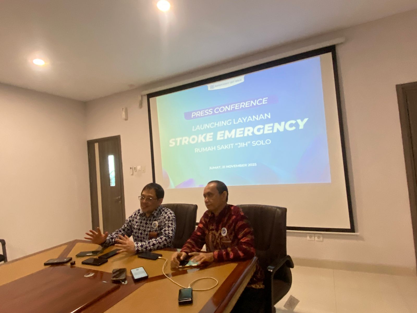 Press conference launching layanan stroke emergency Rumah Sakit JIH Solo di kawasan rumah sakit setempat, Jumat (21/11).
