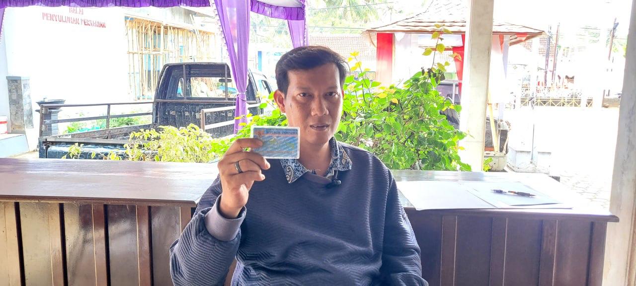 Mofit saat menunjukan kartu identitas KTP yang bisa digunakan untuk mengakses program JKN.