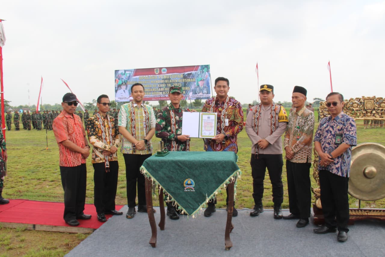 Upacara penutupan pelaksanaan Karya Bakti Mandiri Klaten Bersinar (KBMKB) ke-31 dan peresmian betonisasi jalan di Desa Gondangsari, Kecamatan Juwiring, Klaten. (Dokumentasi Kodim 0723/Klaten)