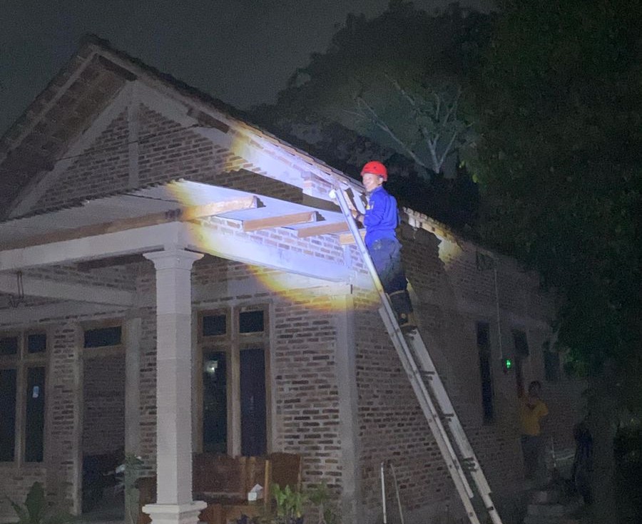 Damkar Boyolali mengevakuasi sarang tawon di rumah warga.