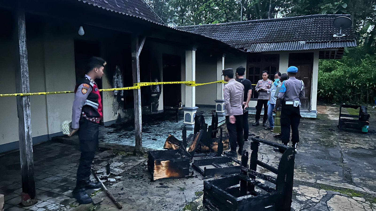 Sejumlah perabotan rumah Samijem, warga Girimarto, Wonogiri jadi arang setelah sengaja dibakar oleh pelaku YJ, Kamis (20/11/2025) sore.
