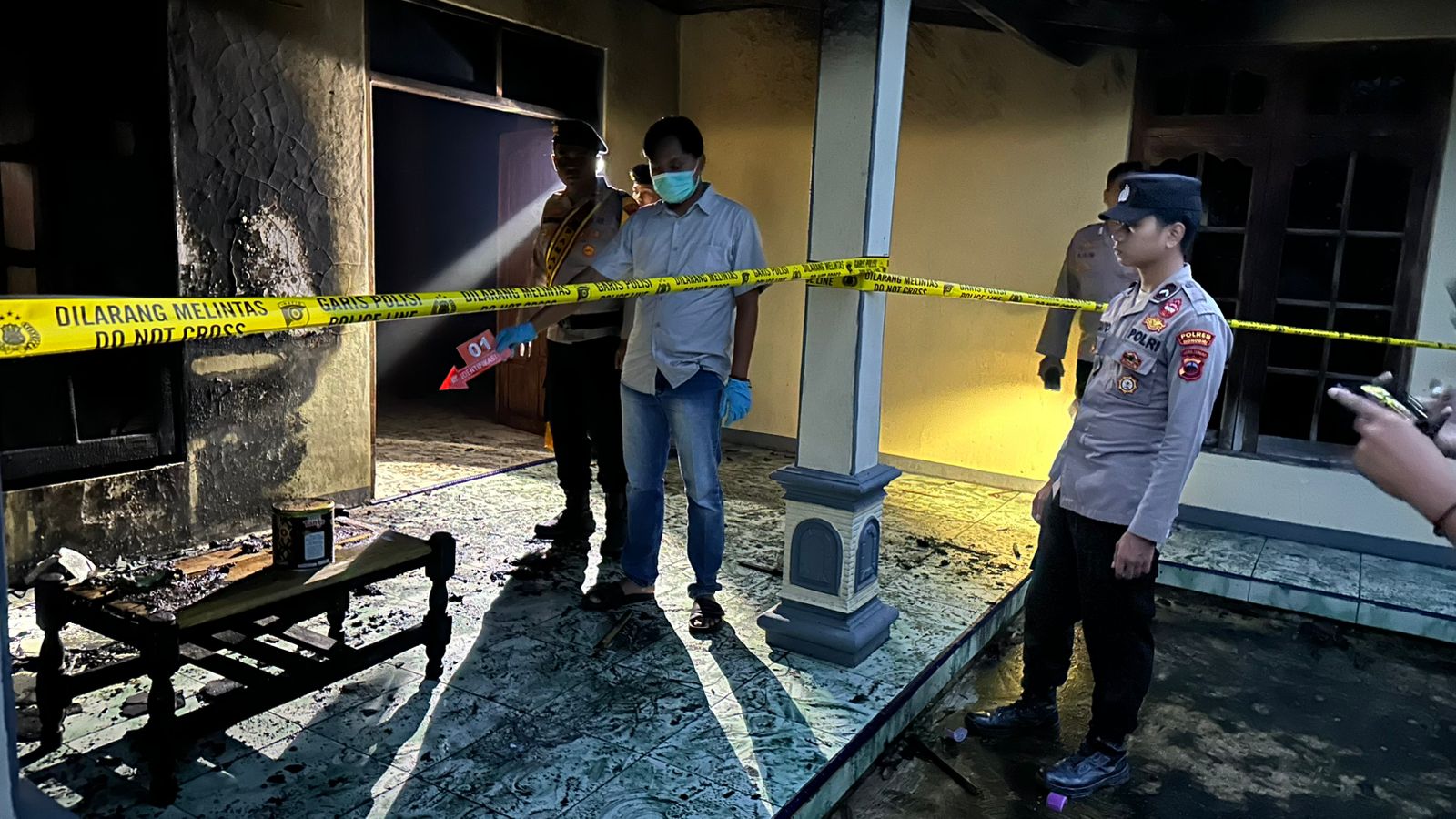 Polisi olah TKP di rumah Samijem di Dusun Gembol Lor RT 02 RW 06 Desa Nungkulan, Kecamatan Girimarto, Wonogiri yang jadi sasaran pembakaran.