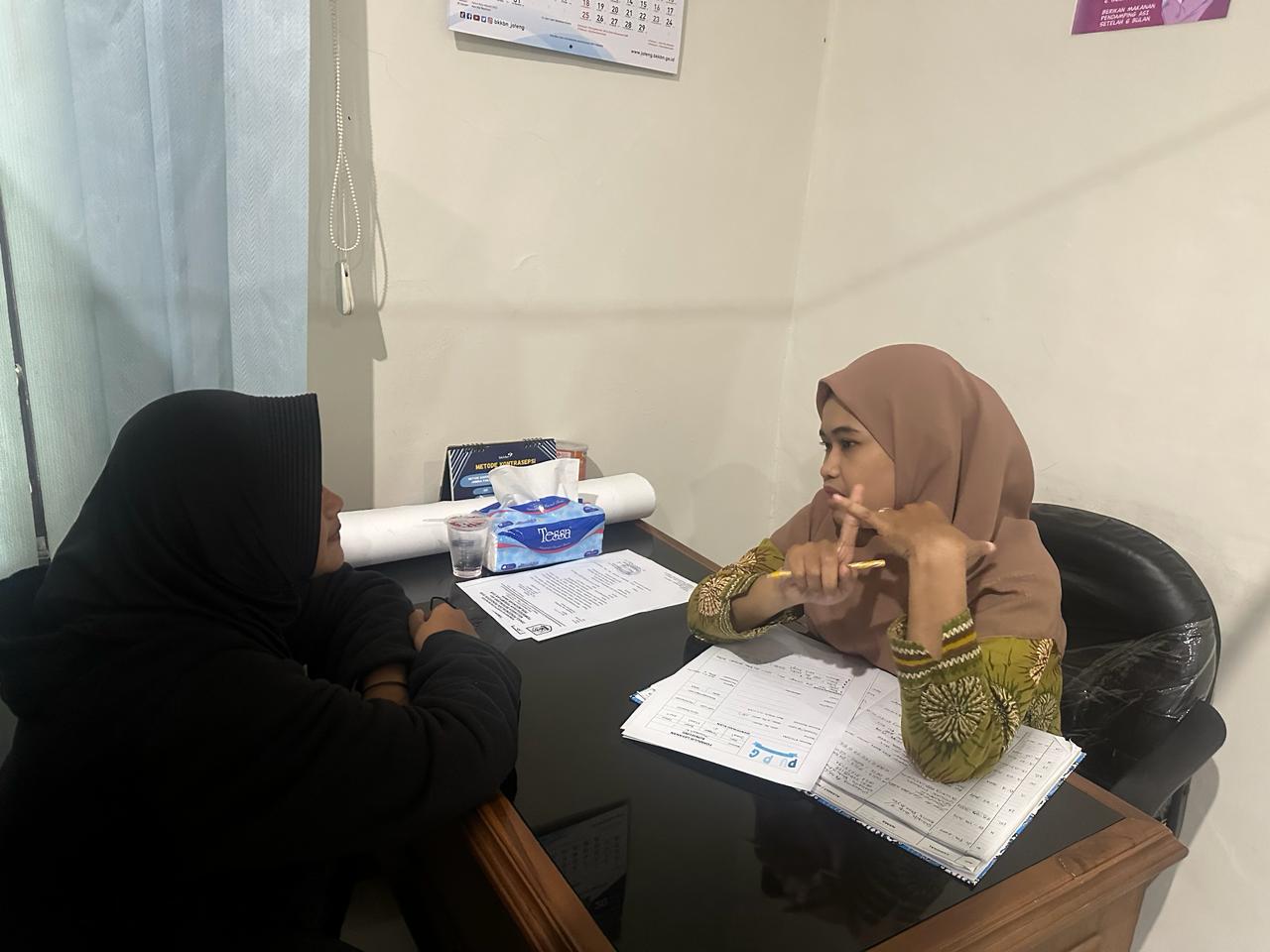 Konselor Puspaga Dinas PPKB P3A Wonogiri Afrilin Dewi Purnama memberikan konseling beberapa waktu lalu.