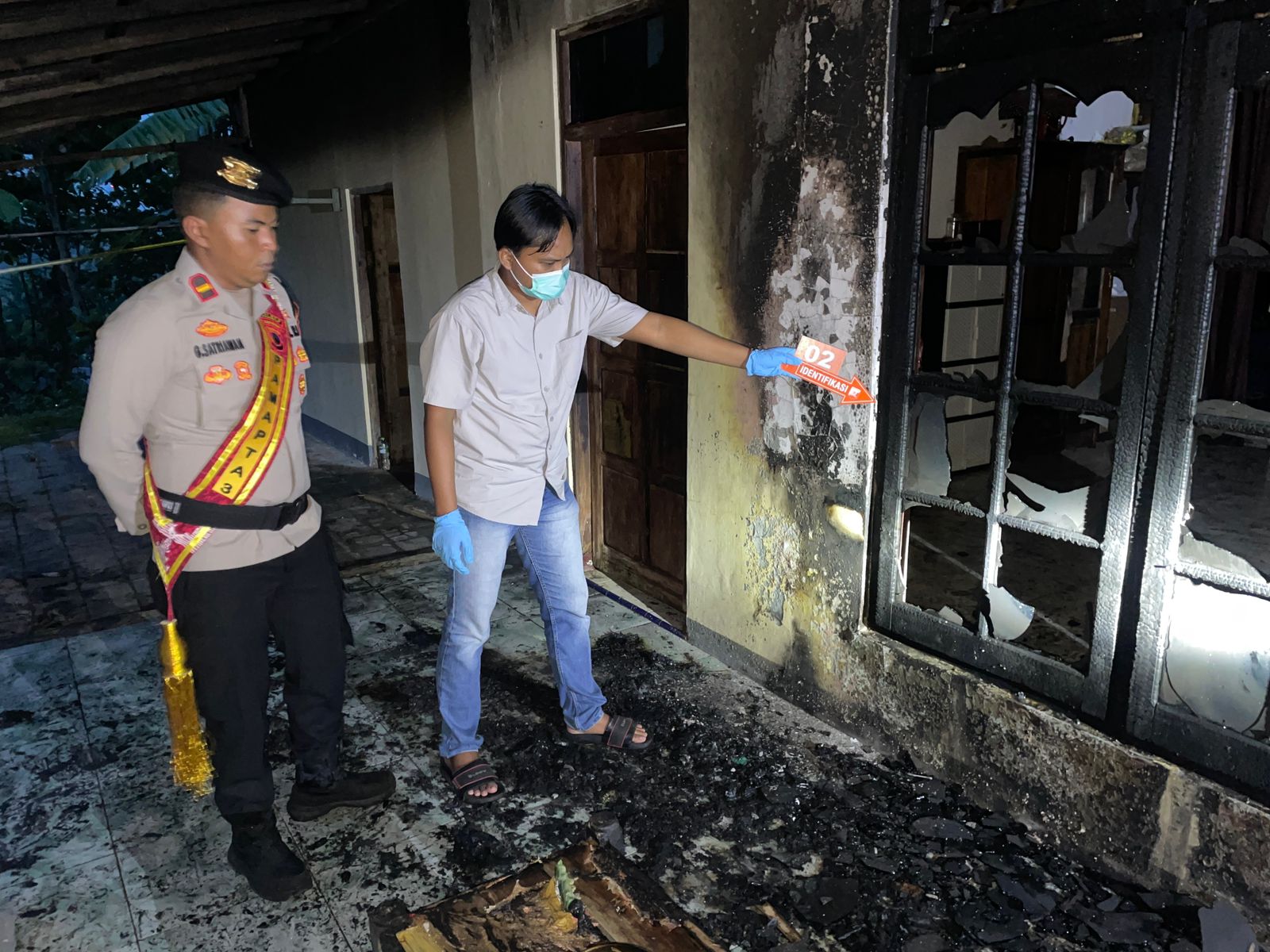 Bagian depan rumah Samijem di Girimarto, Wonogiri hangus pasca dibakar oleh YJ, Kamis (20/11/2025) sore.