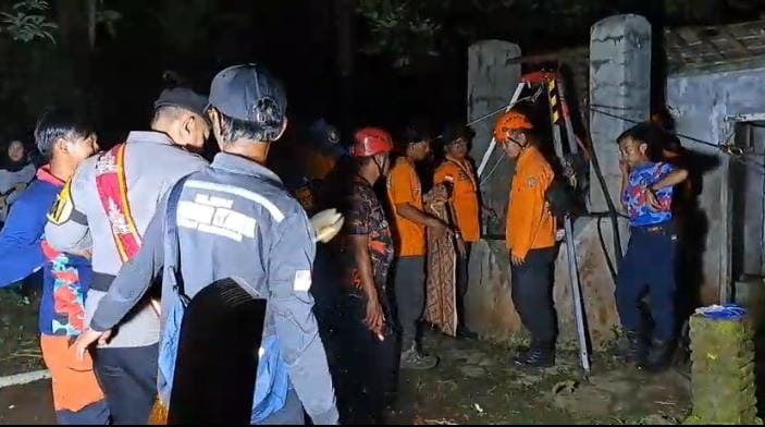 Evakuasi pemuda terjebur sumur di Desa Blorong, Jumantono, Karanganyar, Sabtu (22/11/2025).