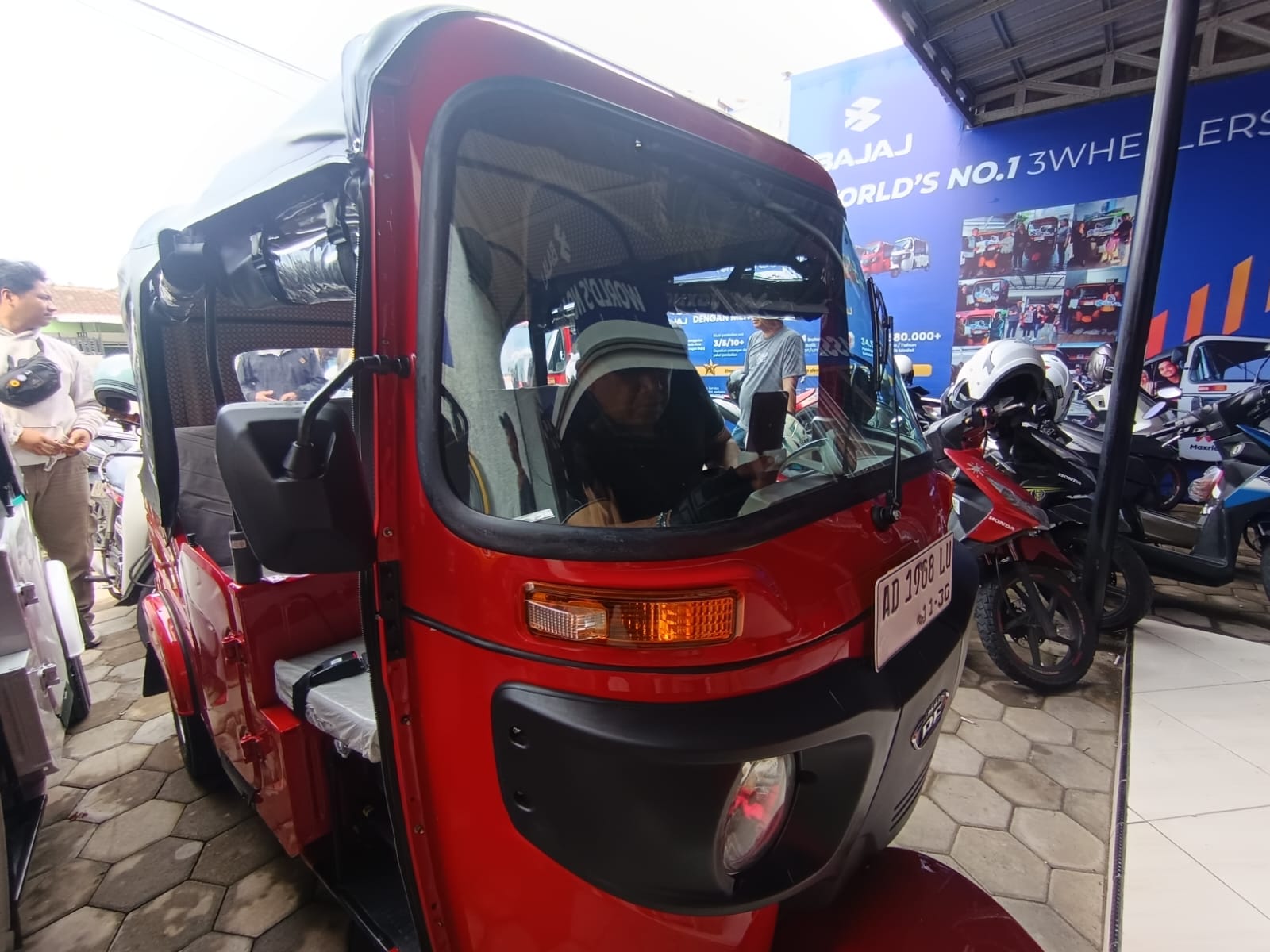 Armada Bajaj Maxride yang kembali beroperasi di Kota Solo, Minggu (22/11/2025).