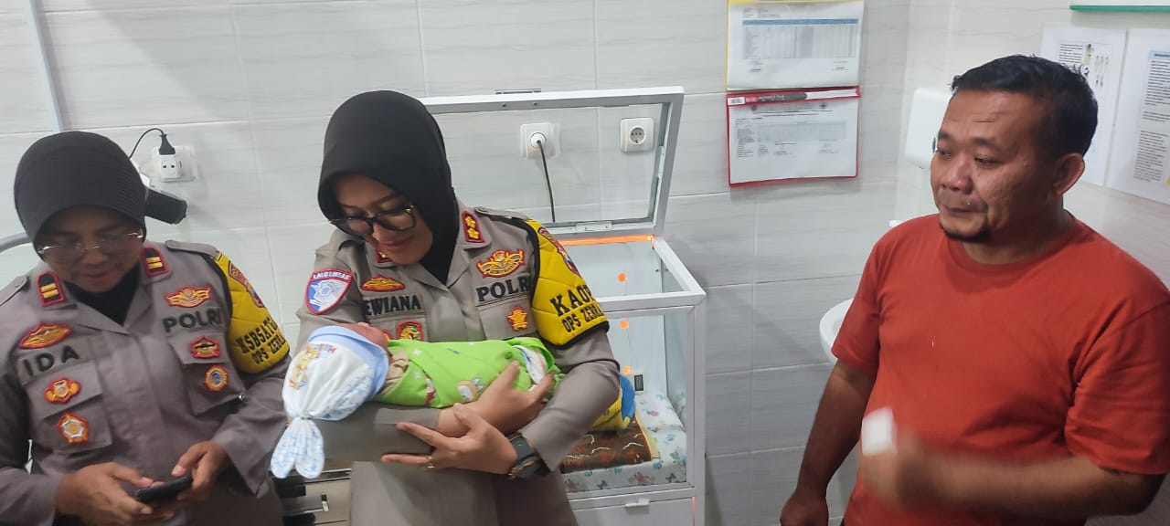 Kapolres Sragen AKBP Dewiana Syamsu Indyasari menggendong bayi yang ditemukan di Dukuh Lemahbang, Desa Plosokerep, Karangmalang, Sragen, Sabtu (22/11/2025).