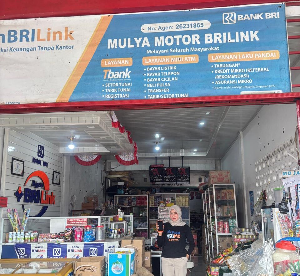 Tri Wenita, pemilik AgenBRILink &ldquo;Mulia Motor" hadirkan kemudahan layanan perbankan bagi warga di Kelurahan Harapan Tani, Kecamatan Kempas, Kabupaten Indragiri Hilir, Provinsi Riau.